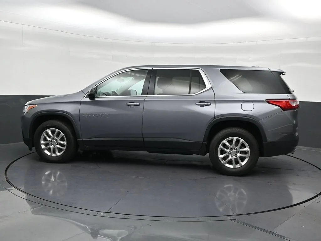 2021 Chevrolet Traverse LS photo 2