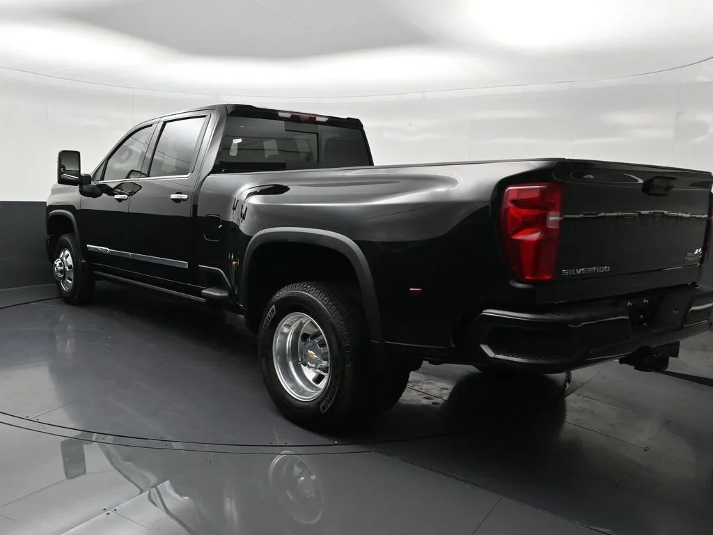 2026 Chevrolet Silverado 3500 HD High Country DRW photo 3