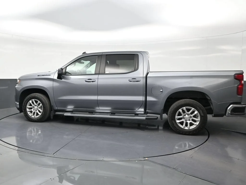 2021 Chevrolet Silverado 1500 LT photo 2