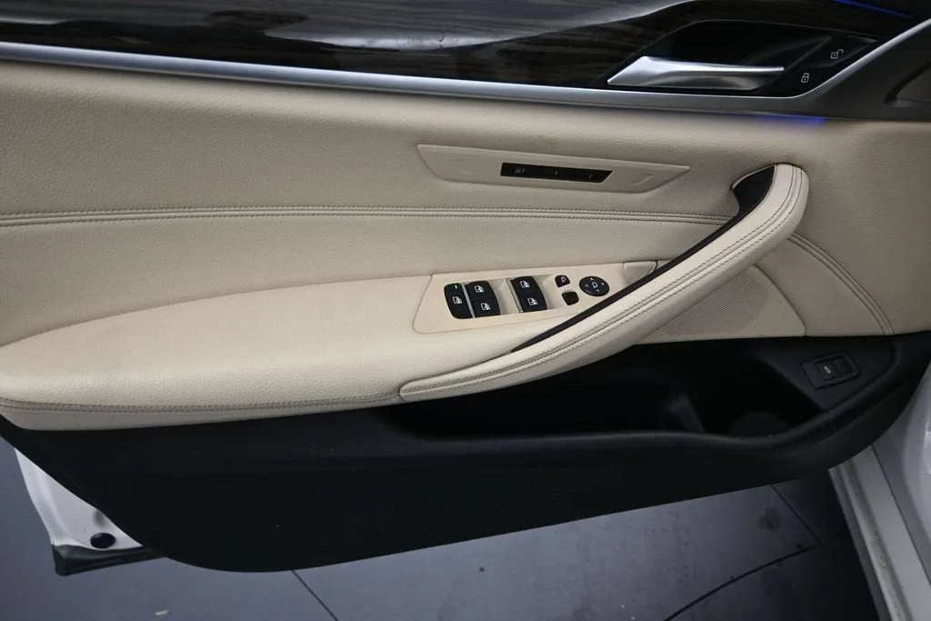 2019 BMW 5 Series 530i photo 11