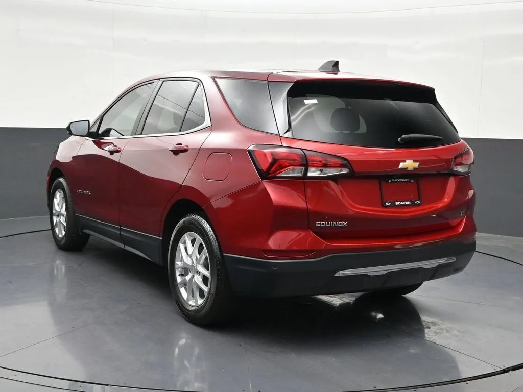 2024 Chevrolet Equinox LT photo 3