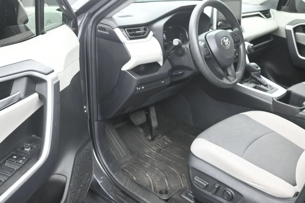 2024 Toyota RAV4 XLE photo 10
