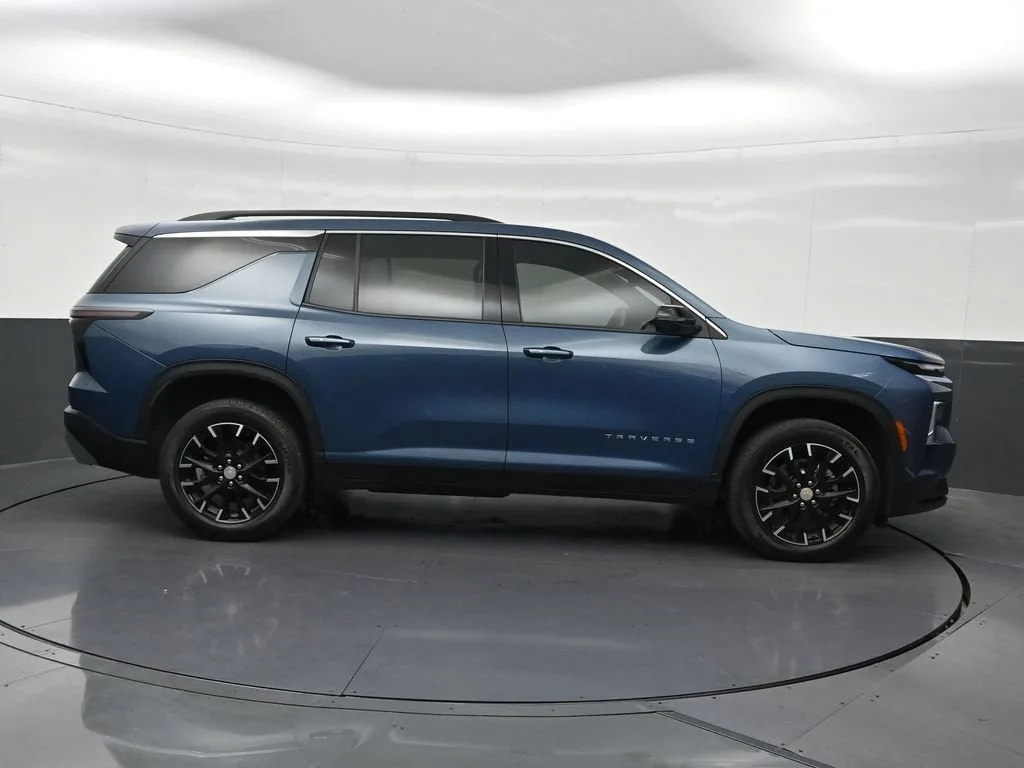 2025 Chevrolet Traverse LT photo 7