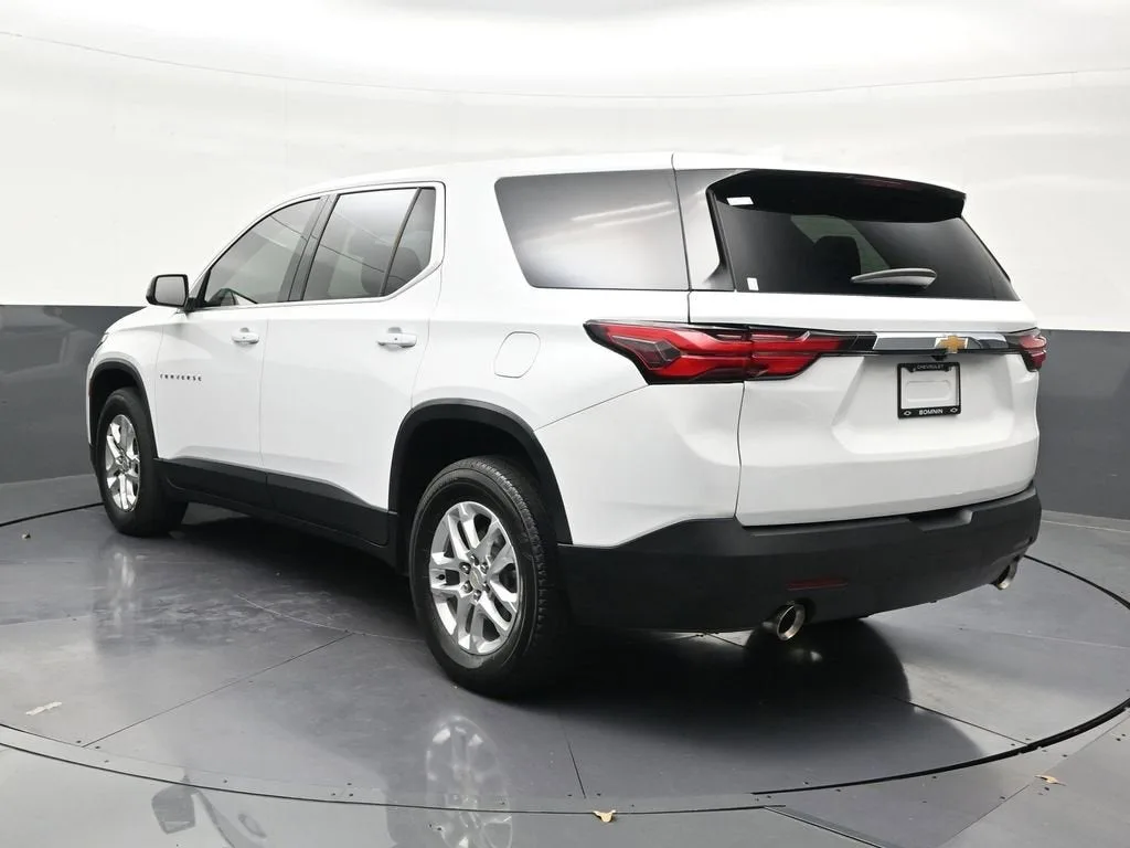 2023 Chevrolet Traverse LS photo 3