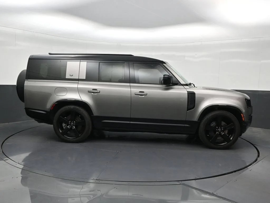 2024 Land Rover Defender X-Dynamic SE photo 6