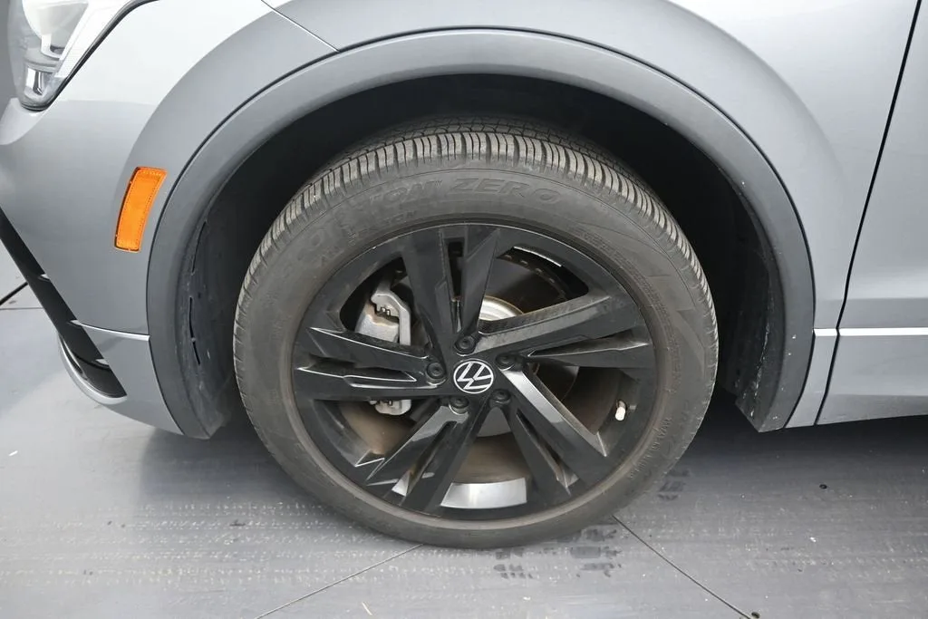 2023 Volkswagen Tiguan 2.0T SE R-Line Black photo 9