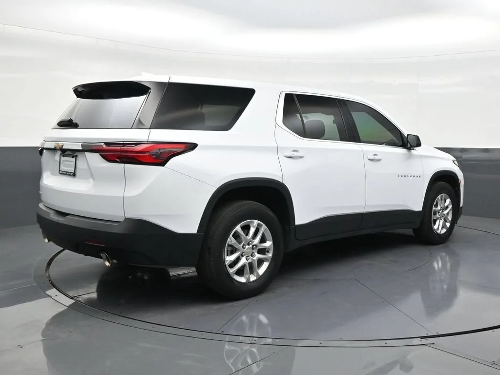 2023 Chevrolet Traverse LS photo 5