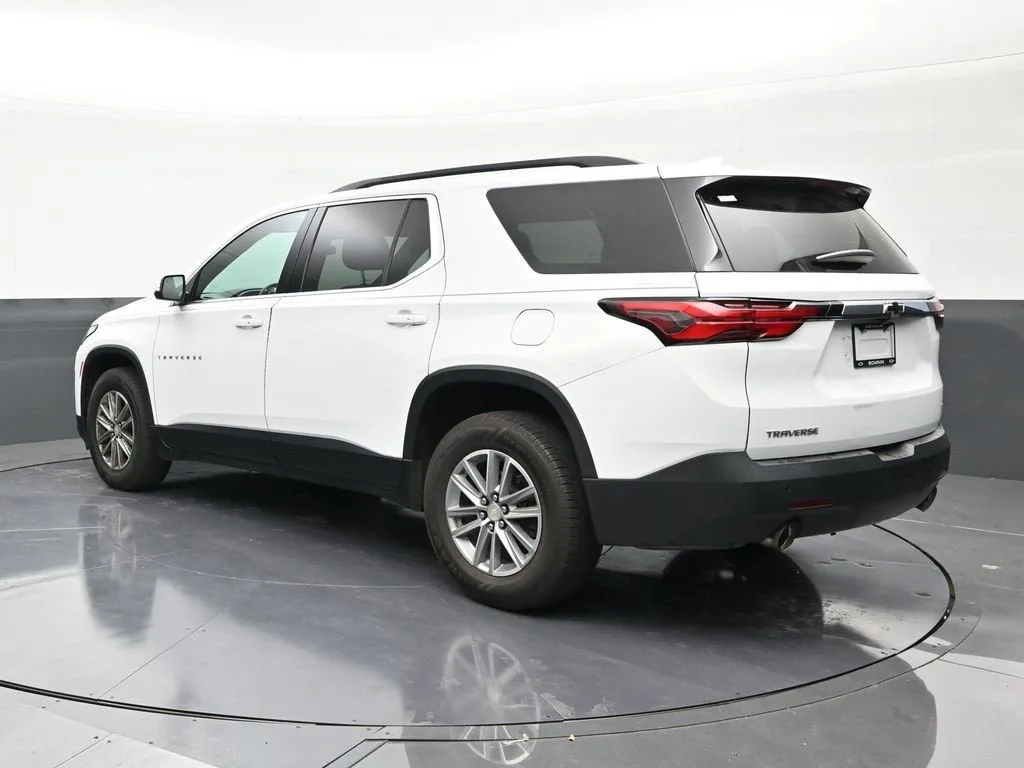 2022 Chevrolet Traverse LT Leather photo 3