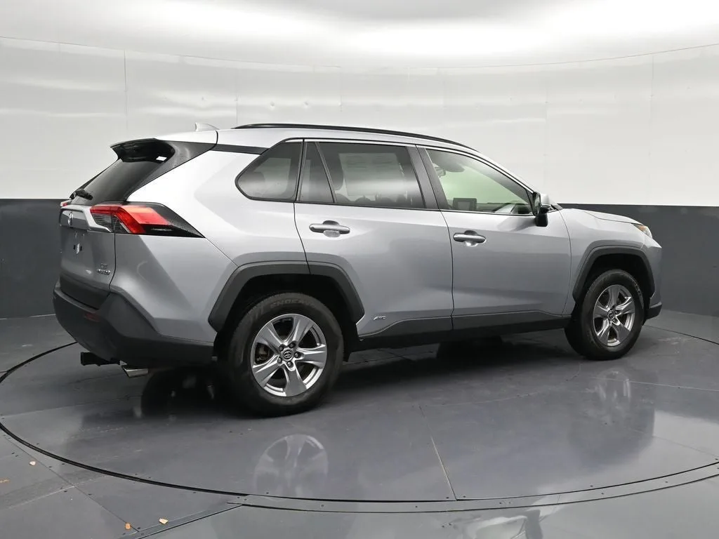 2022 Toyota RAV4 Hybrid LE photo 3
