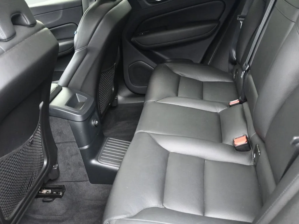 2019 Volvo XC60 Hybrid T8 Momentum photo 10