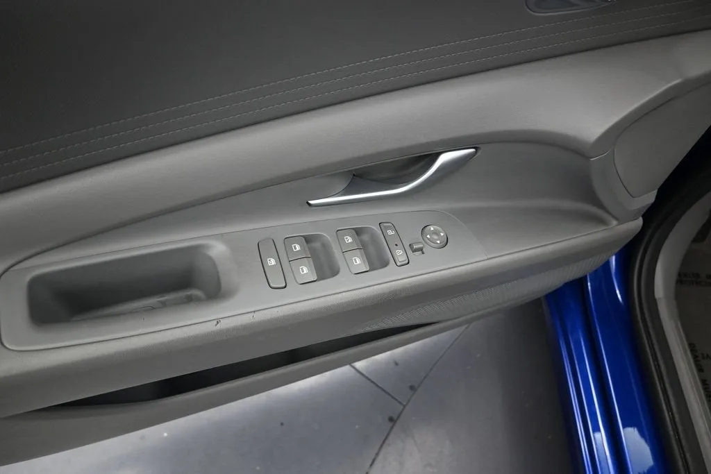 2023 Hyundai Elantra SEL photo 12