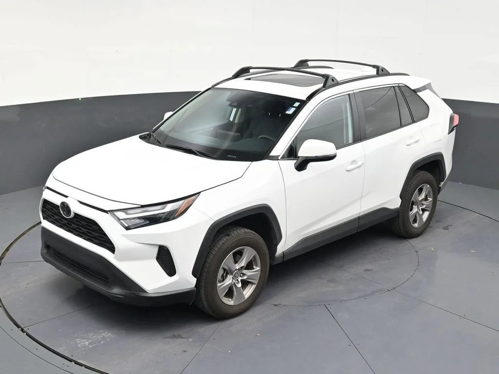 2025 Toyota RAV4 XLE photo 12
