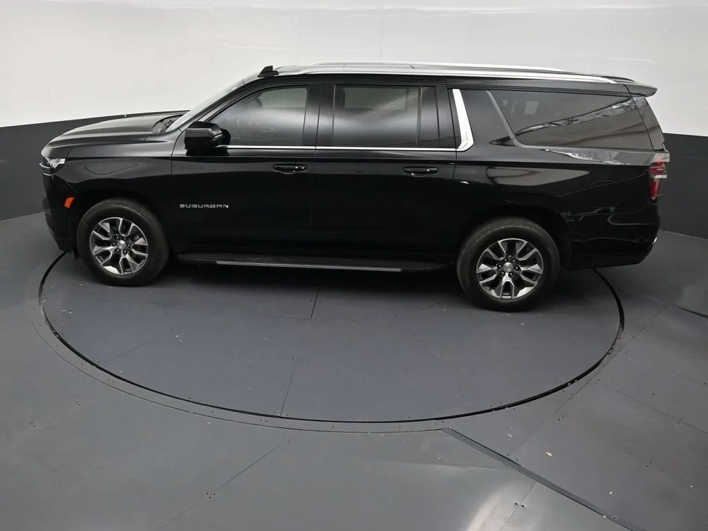 2024 Chevrolet Suburban LT photo 12
