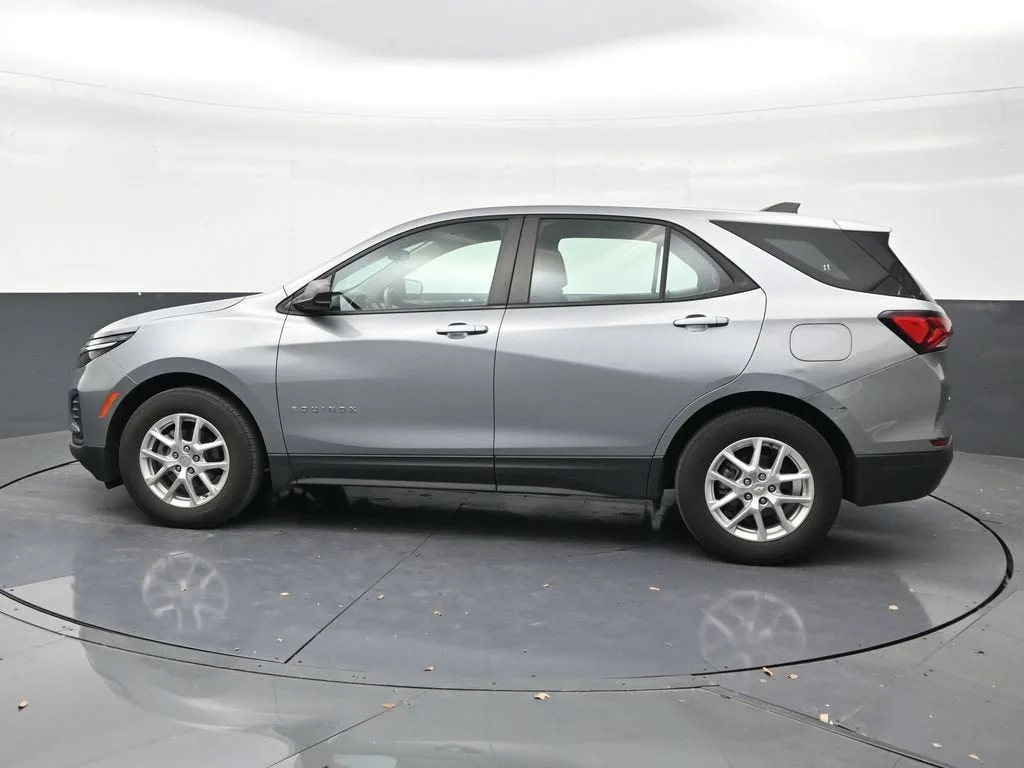 2024 Chevrolet Equinox LS photo 2