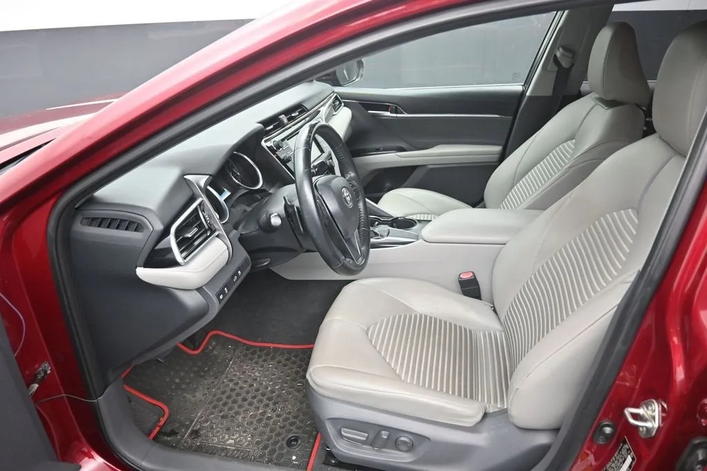 2018 Toyota Camry SE photo 10