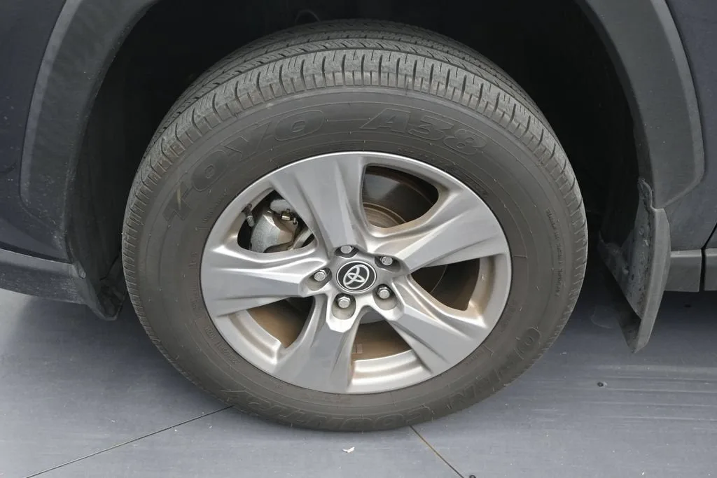 2024 Toyota RAV4 XLE photo 9