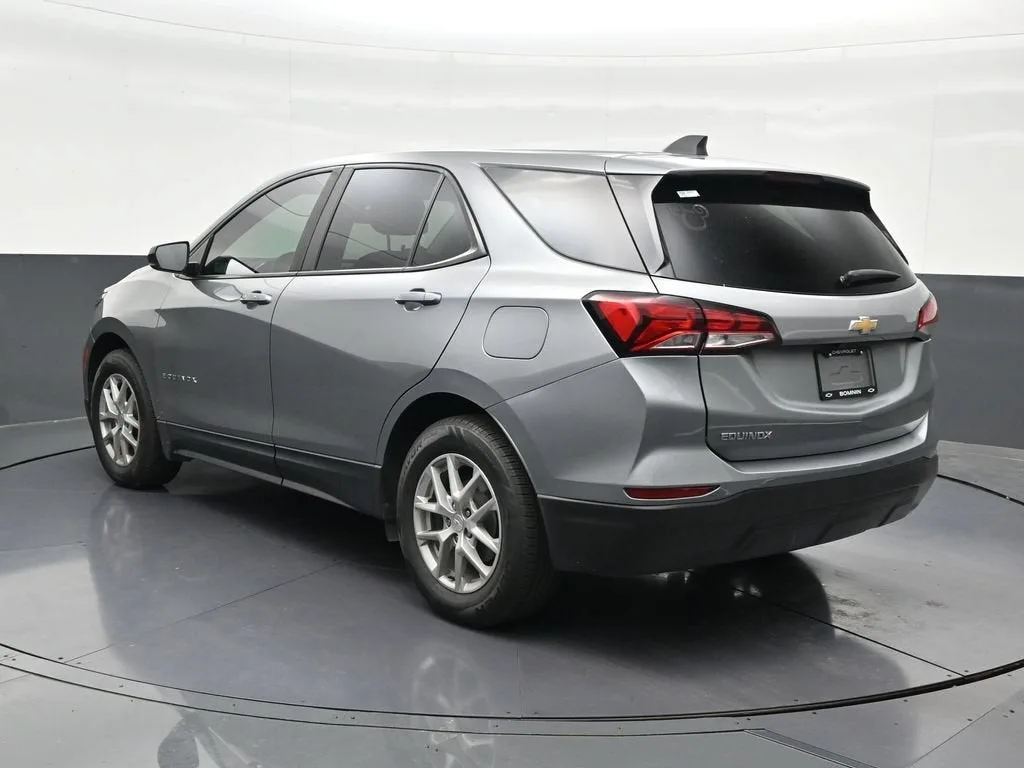 2023 Chevrolet Equinox LS photo 3