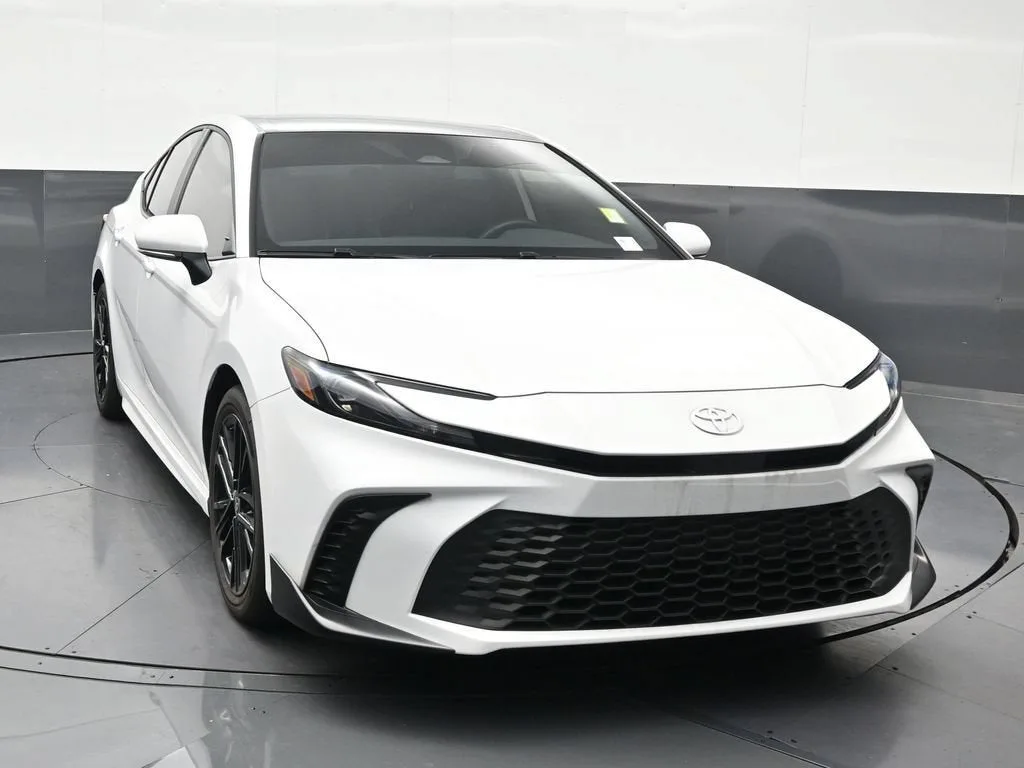 2026 Toyota Camry SE photo 8