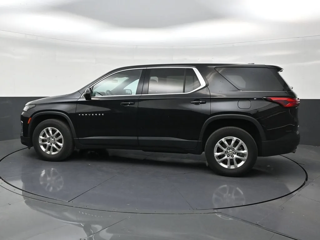 2023 Chevrolet Traverse LS photo 2