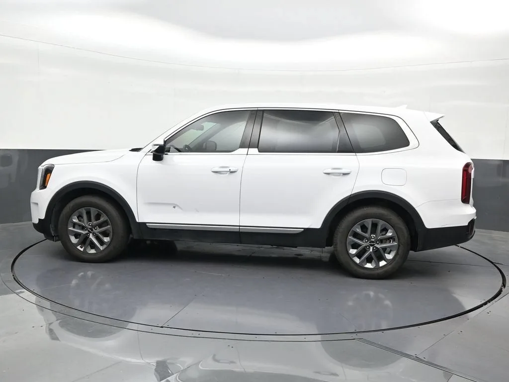 2024 Kia Telluride LX photo 2
