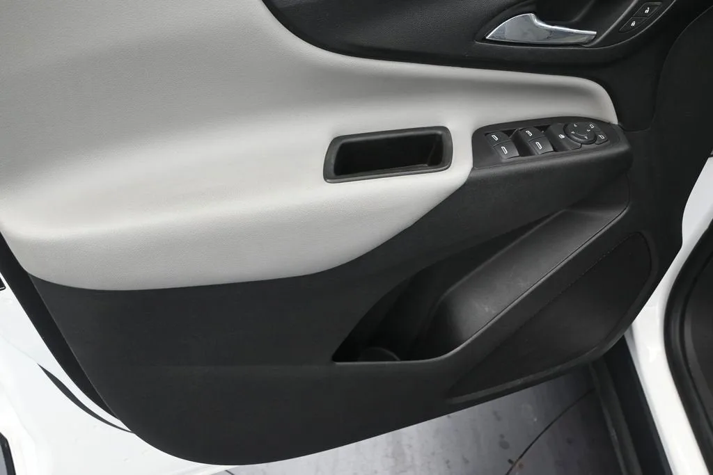 2020 Chevrolet Equinox LS photo 11