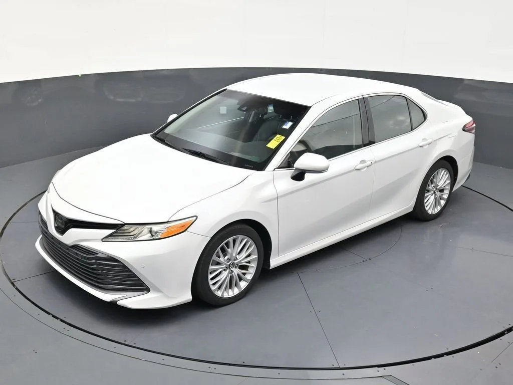 2018 Toyota Camry XLE photo 12