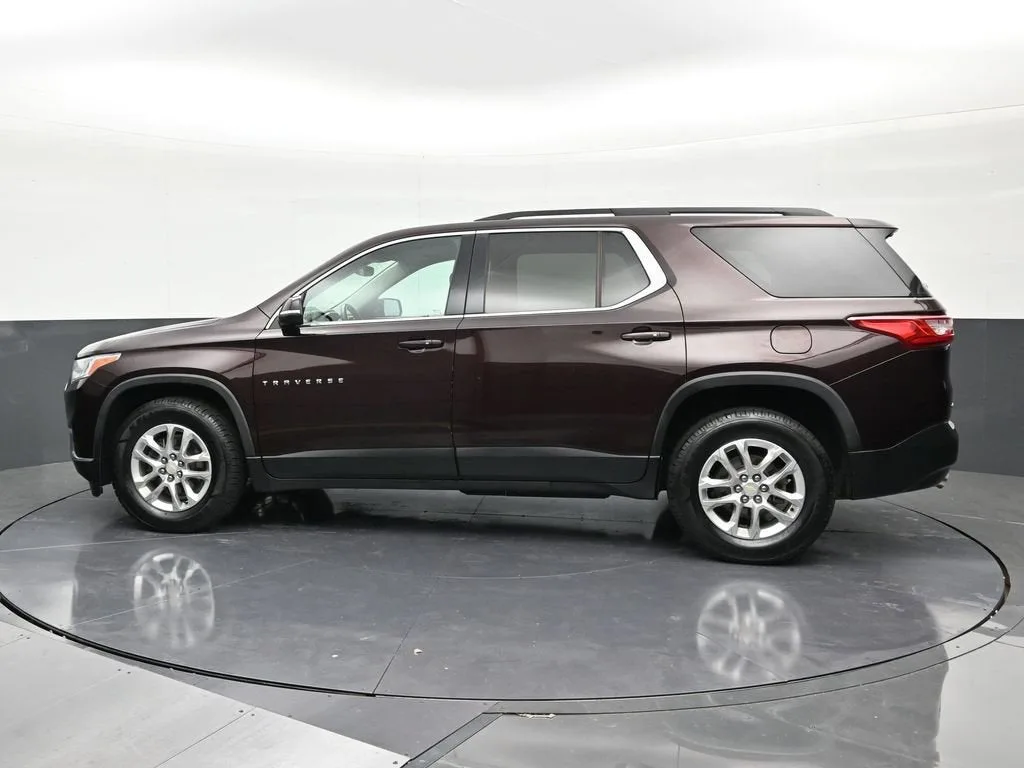 2021 Chevrolet Traverse LT Leather photo 2
