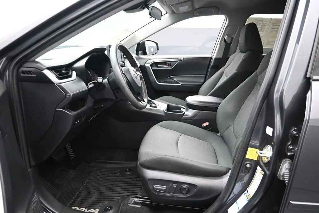 2021 Toyota RAV4 XLE photo 11