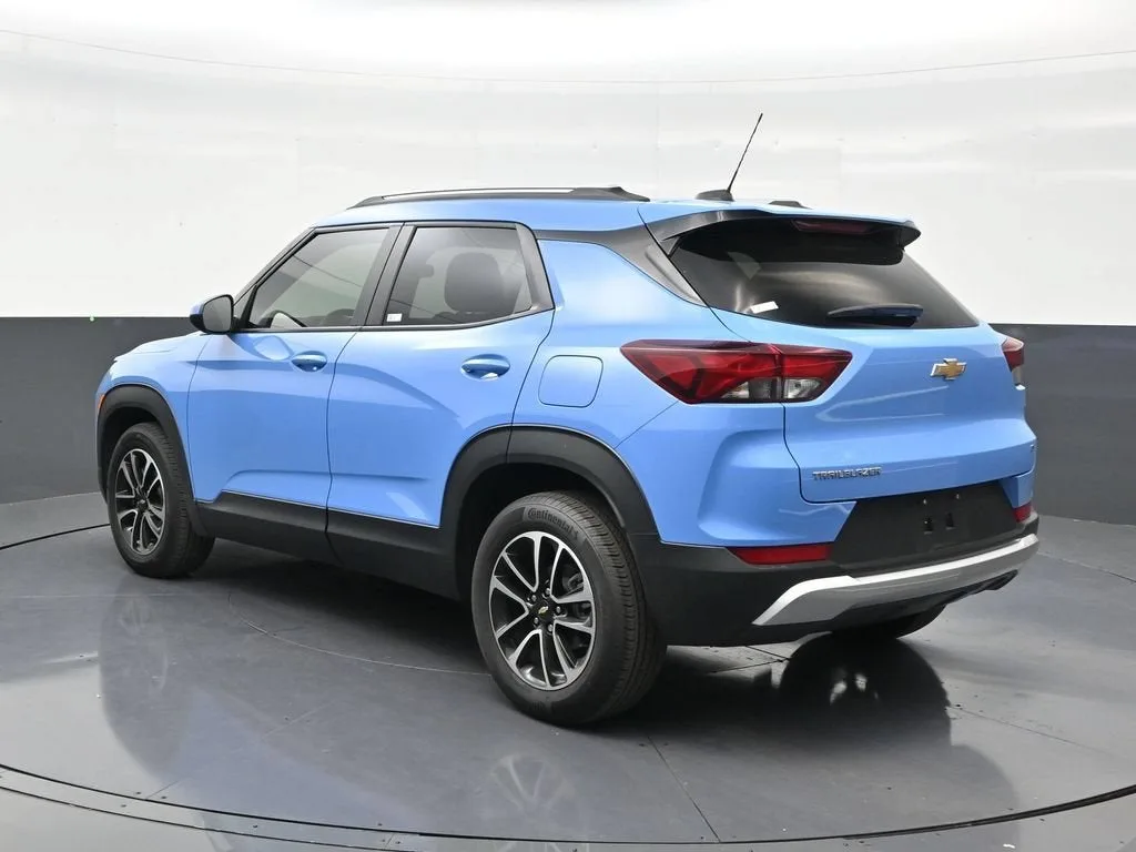 2024 Chevrolet Trailblazer LT photo 3