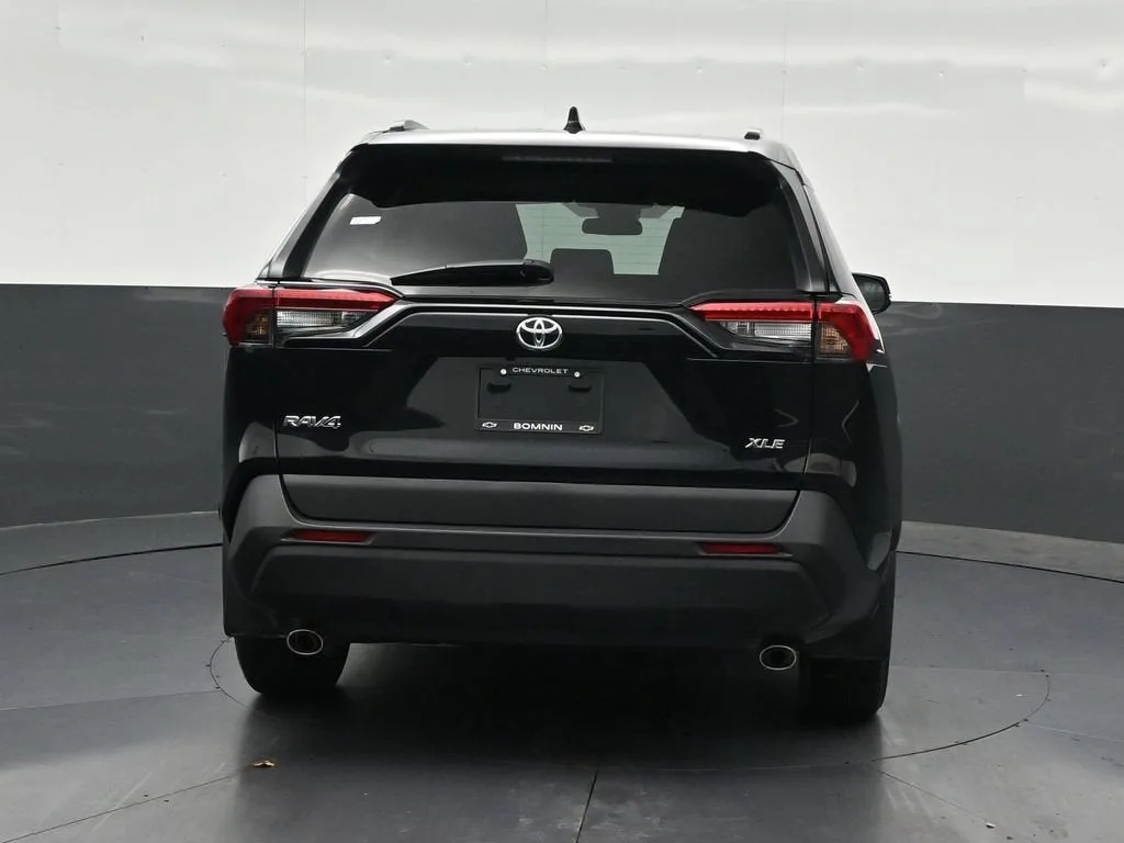 2025 Toyota RAV4 XLE photo 4