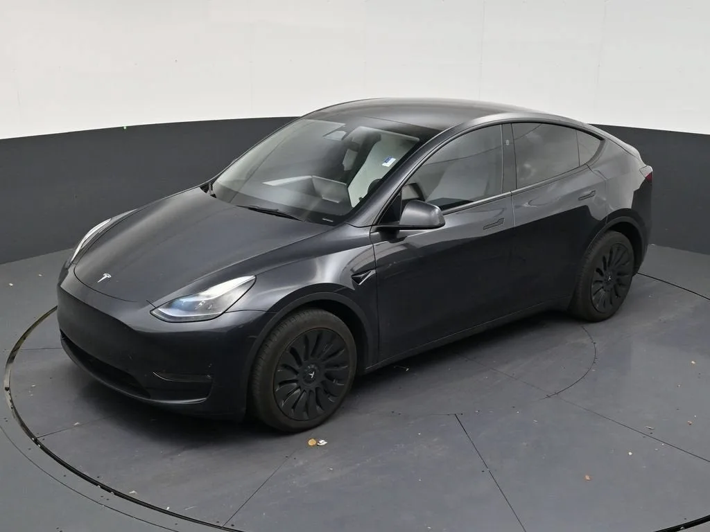 2024 Tesla Model Y Long Range photo 11