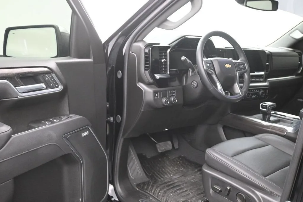 2026 Chevrolet Silverado 1500 LTZ photo 11