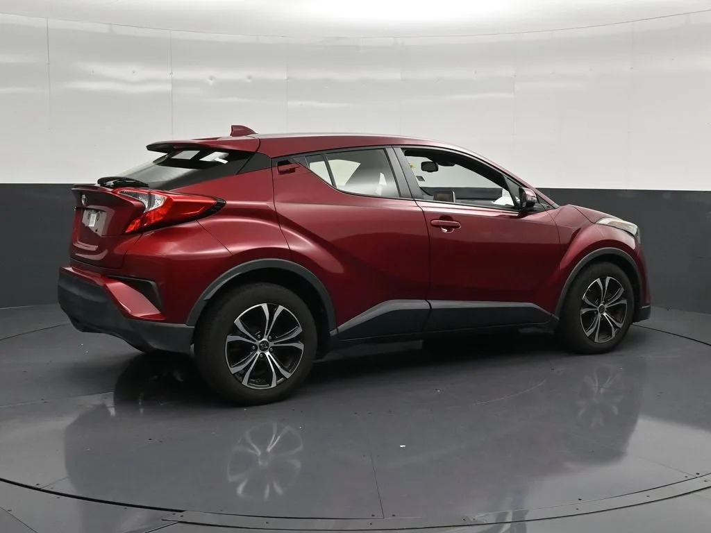 2019 Toyota C-HR LE photo 3