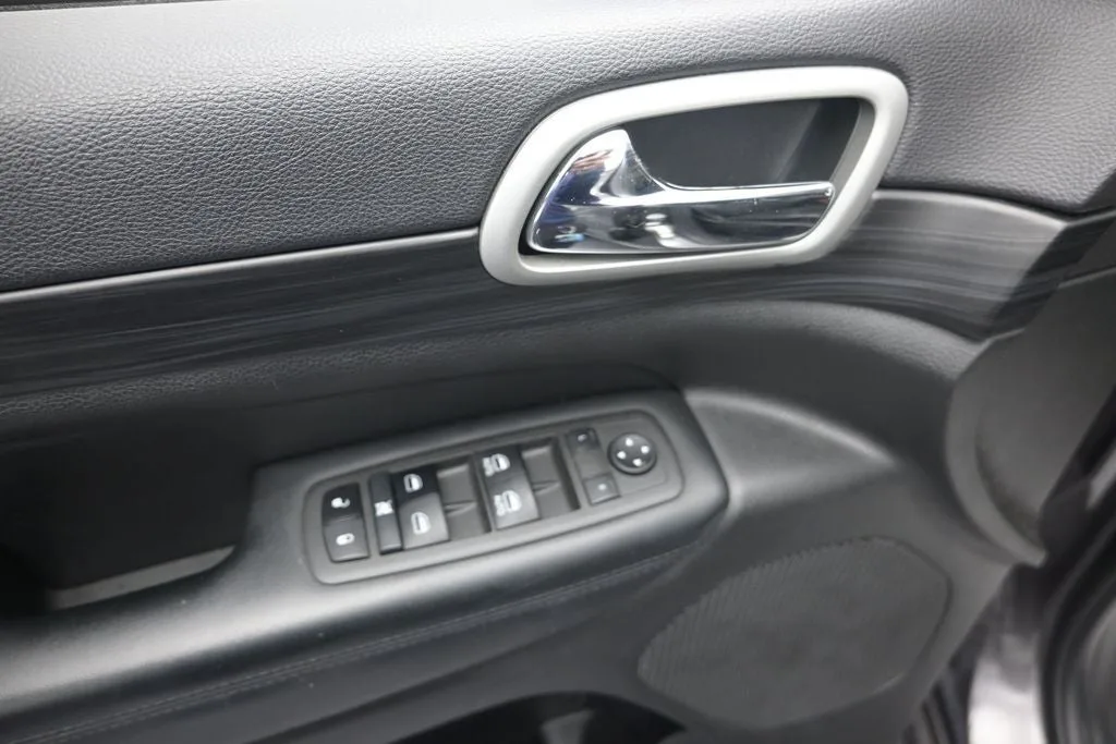 2021 Jeep Grand Cherokee Laredo X photo 10