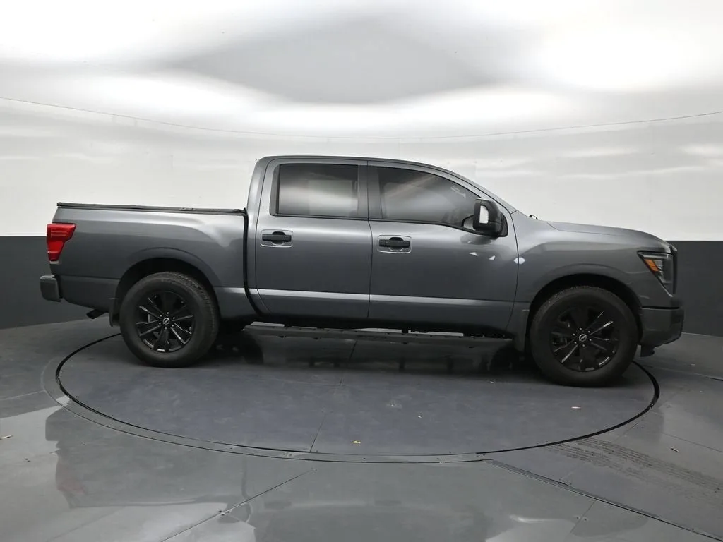 2023 Nissan TITAN Crew Cab SV 4x4 photo 6