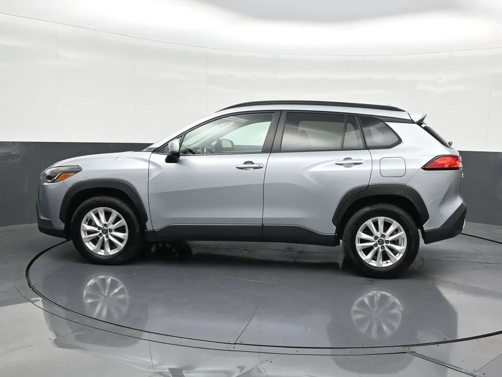 2024 Toyota Corolla Cross LE photo 2