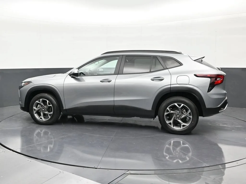 2024 Chevrolet Trax LT photo 2
