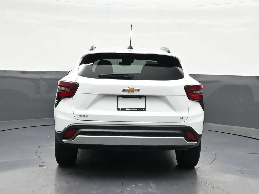2025 Chevrolet Trax LT photo 4