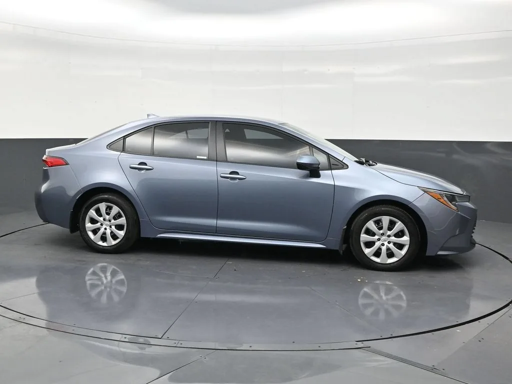 2025 Toyota Corolla LE photo 6