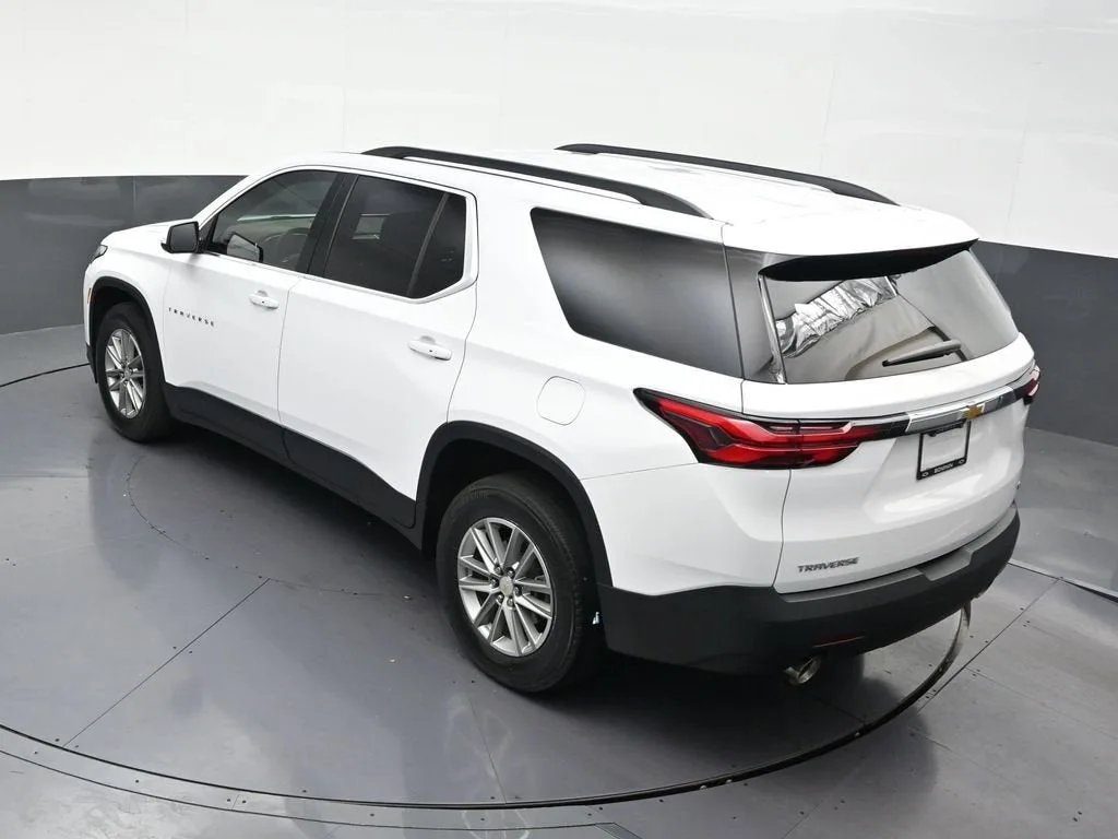 2023 Chevrolet Traverse LT Cloth photo 12
