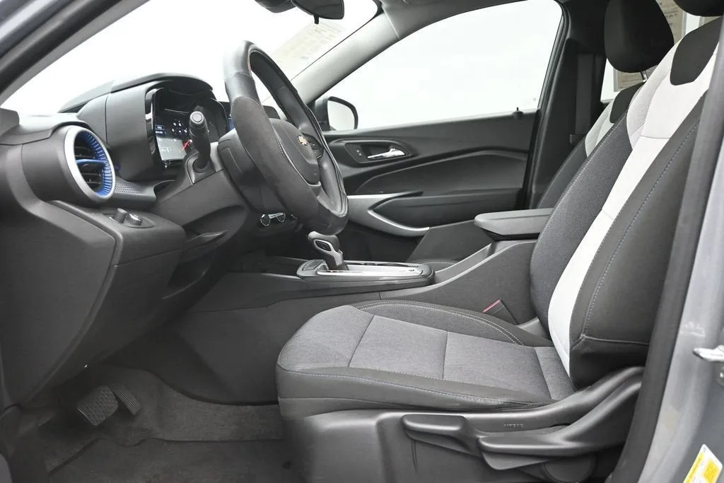 2025 Chevrolet Trax LS photo 10