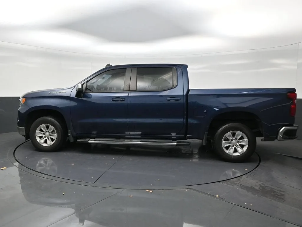 2023 Chevrolet Silverado 1500 LT photo 2