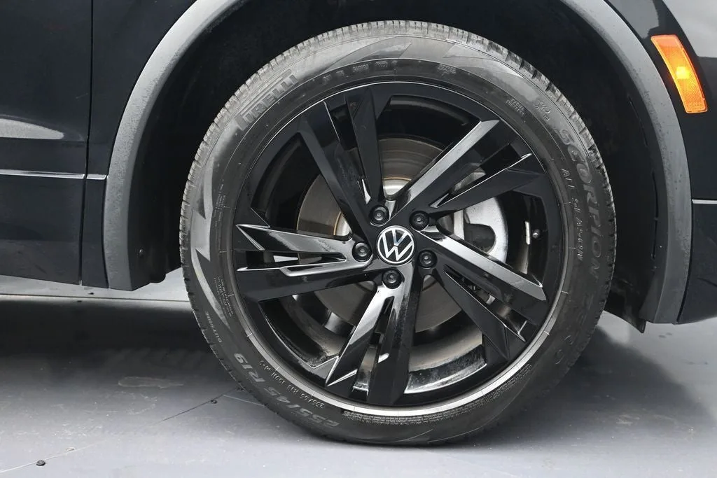 2023 Volkswagen Tiguan 2.0T SE R-Line Black photo 9