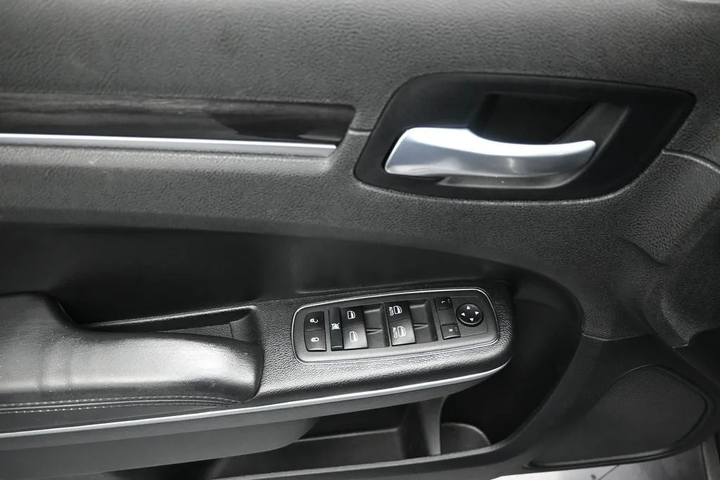 2022 Chrysler 300 Touring photo 10