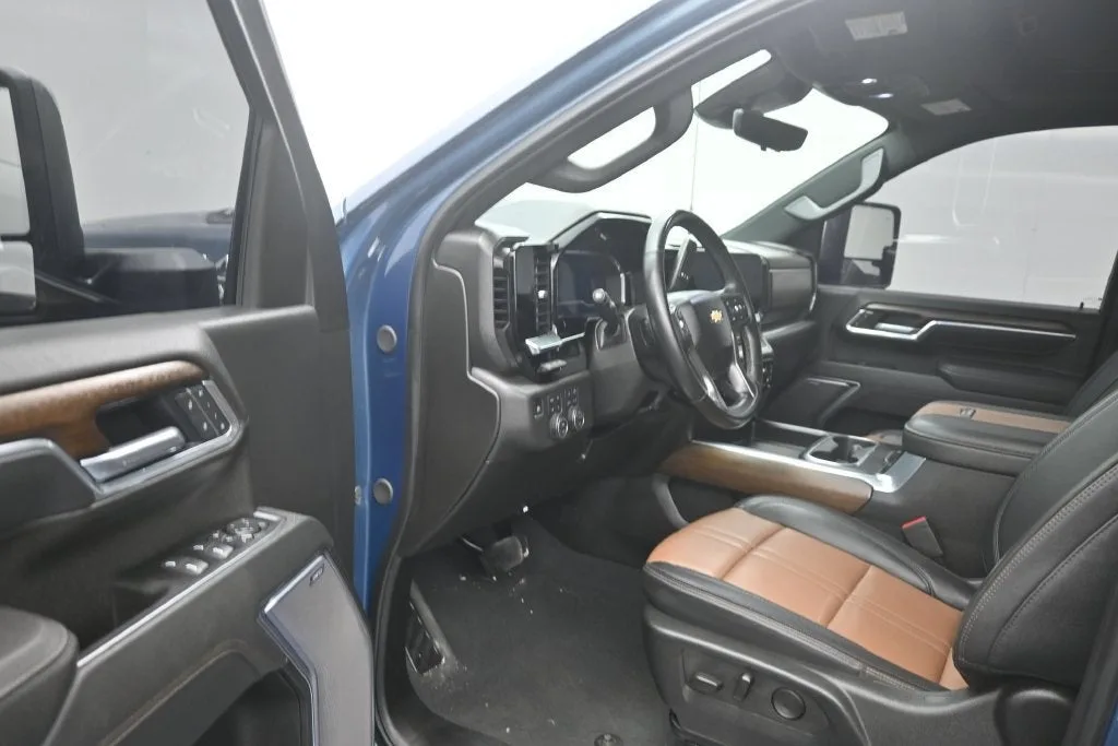 2025 Chevrolet Silverado 2500 HD High Country photo 10