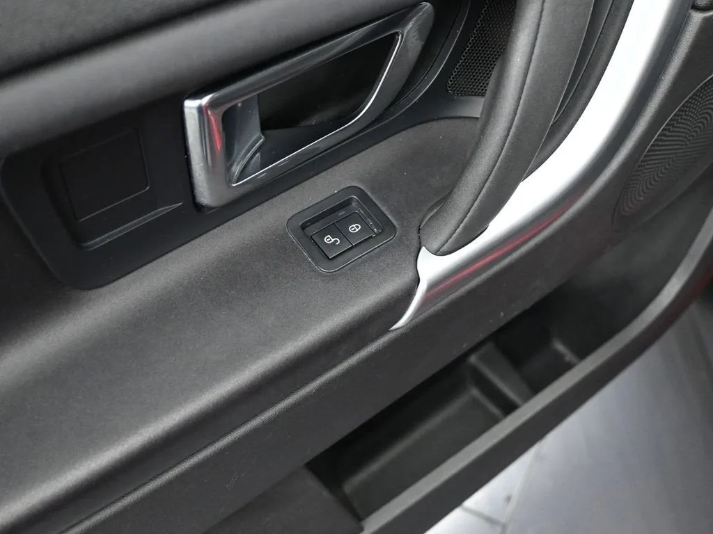 2018 Land Rover Discovery Sport SE photo 9