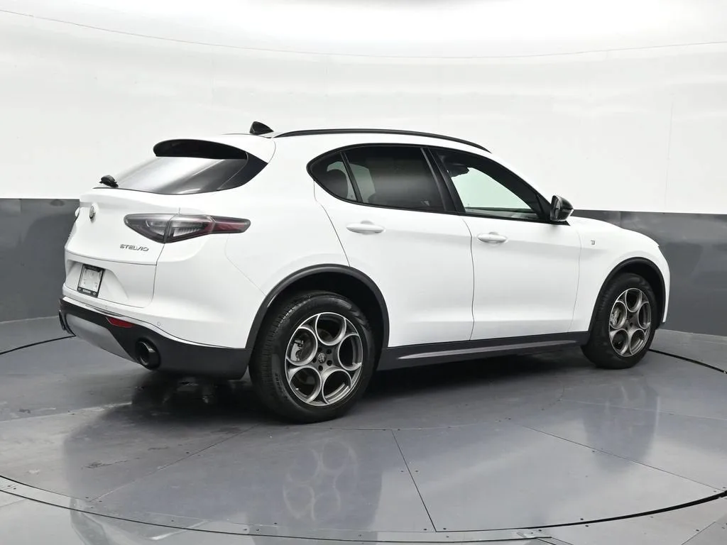 2024 Alfa Romeo Stelvio Ti AWD photo 5
