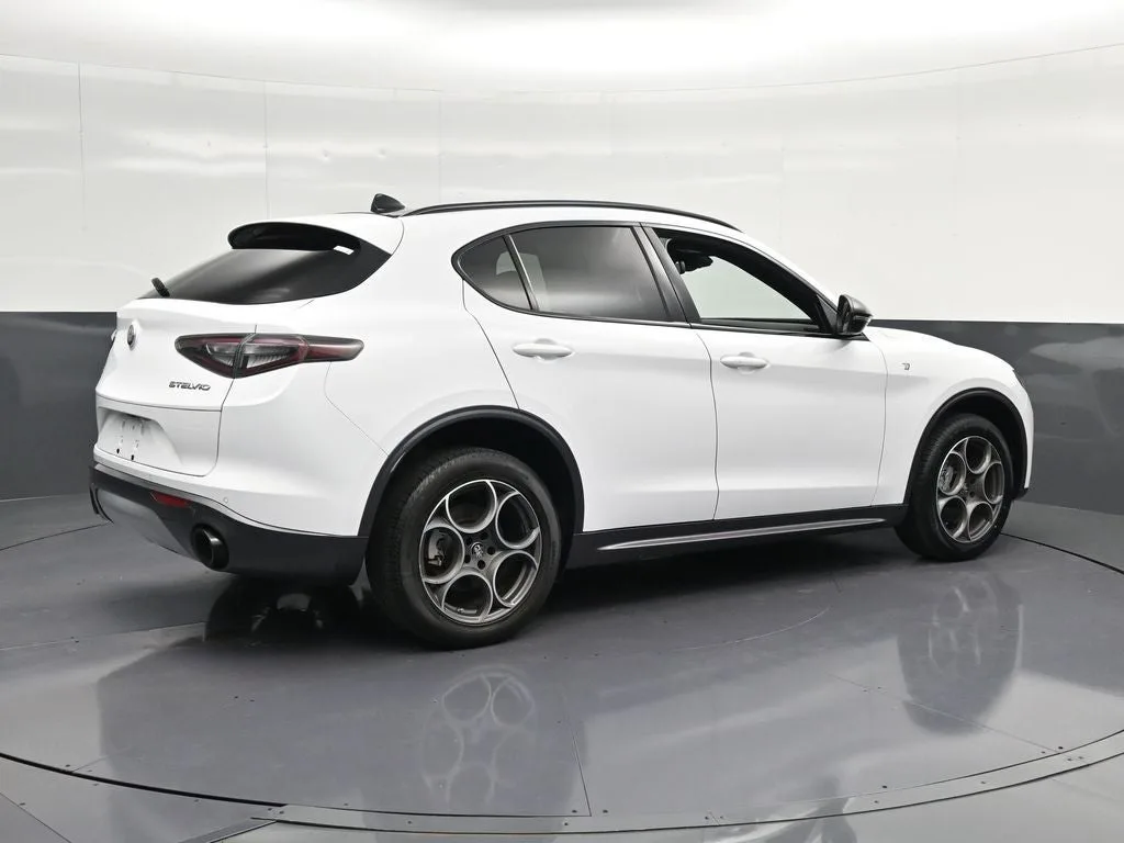 2024 Alfa Romeo Stelvio Ti photo 3