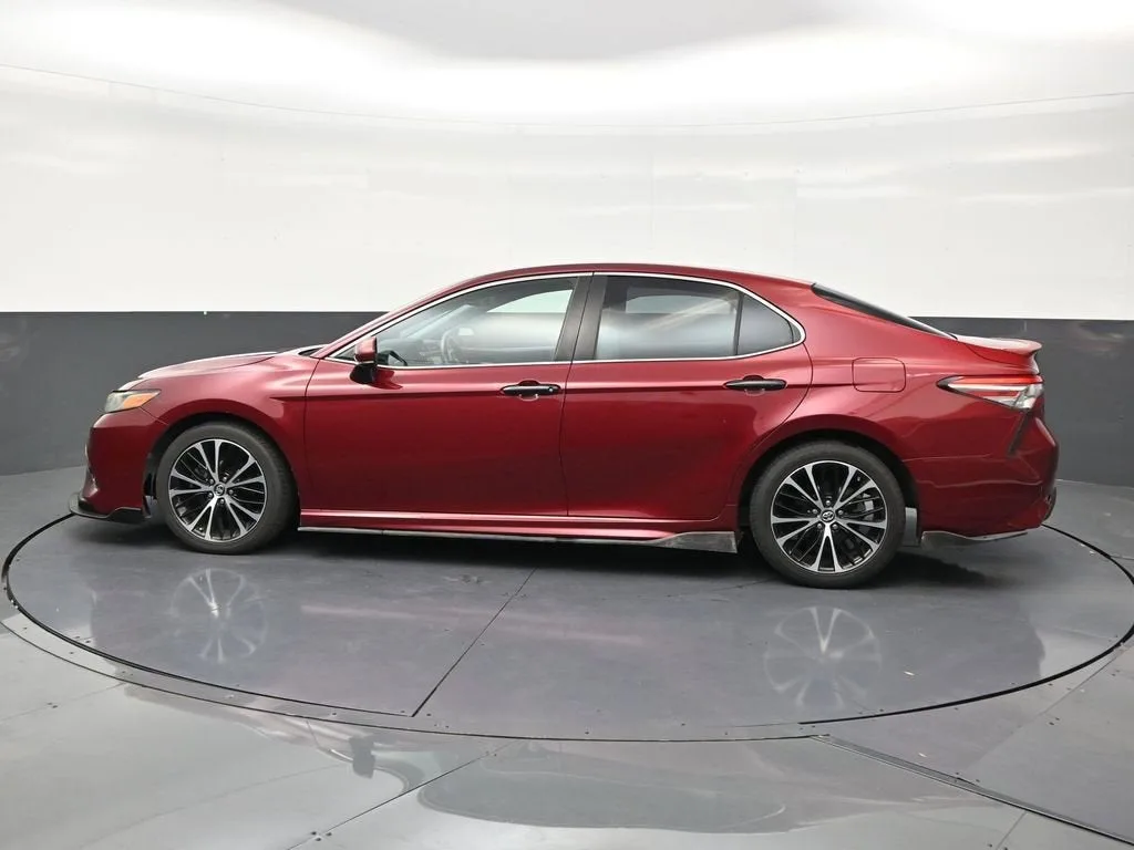 2018 Toyota Camry SE photo 2