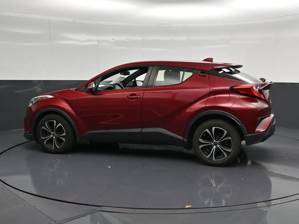 2019 Toyota C-HR LE photo 8